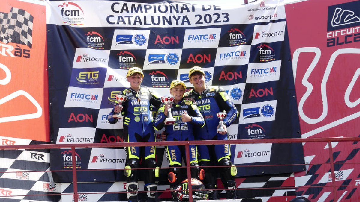 Aleix Ginés, al centre, dalt de tot del podi.