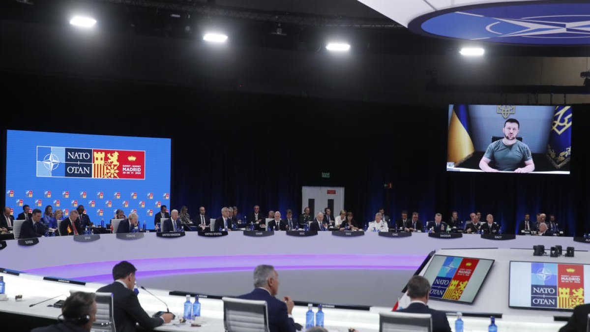 El president ucraïnès, Volodímir Zelenski, es dirigeix telemàticament a la cimera de l’OTAN a la sessió d’ahir (vegeu la pàgina 17).