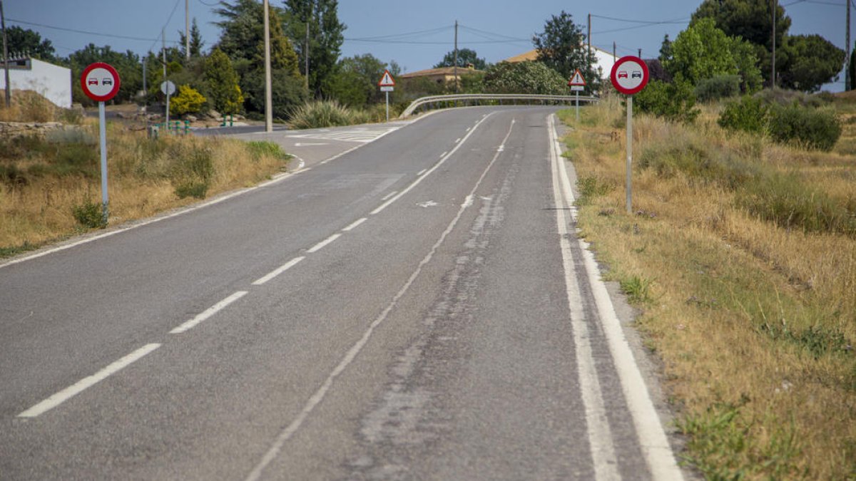 La calzada de la LV-2003, de la LL-11 al centro de Els Alamús, que comienza a estar deteriorada.