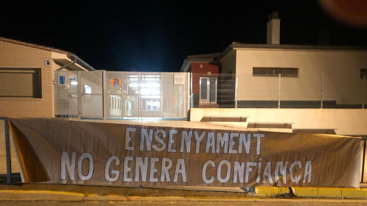 Els pares van penjar una nova pancarta dimarts passat.