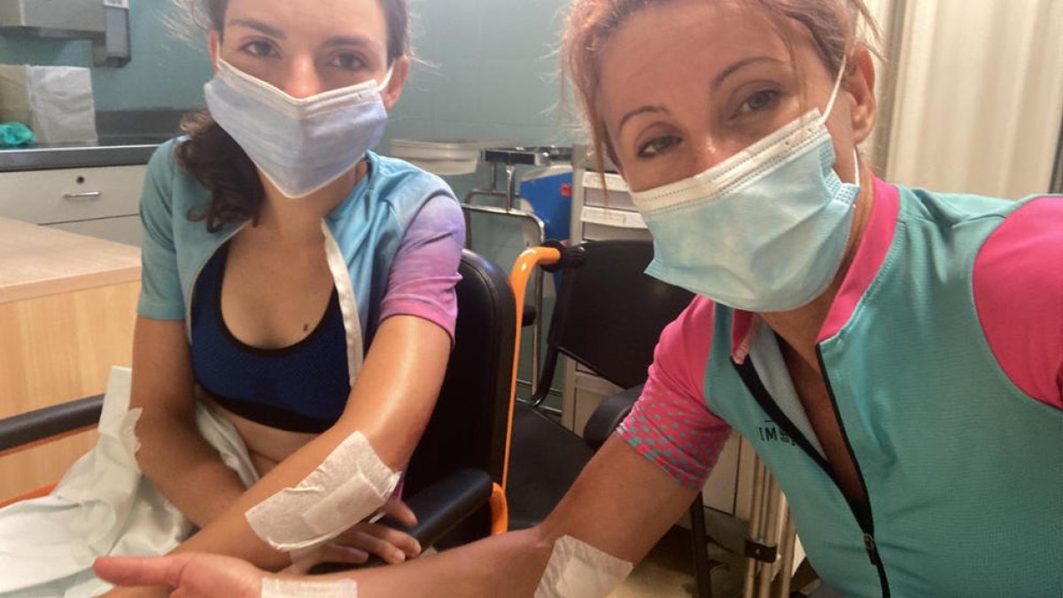 Marta Gort i Núria Ribalta mostren les ferides després de ser ateses al CAP i l’Arnau.