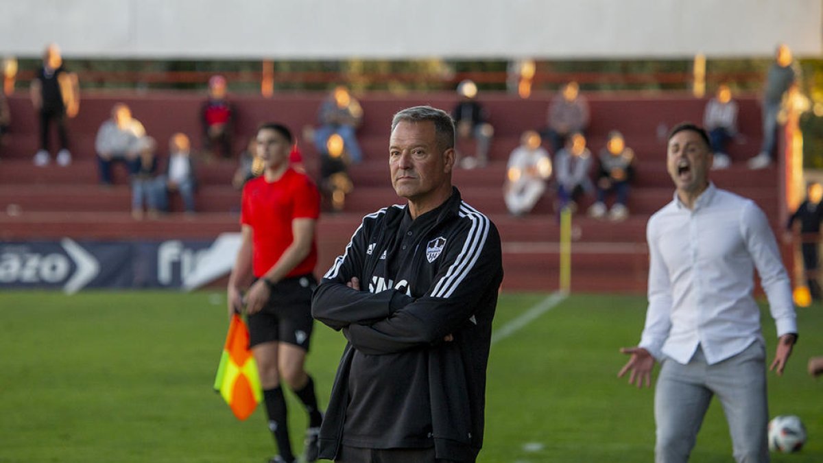 El técnico del Lleida, Ángel Viadero, en el partido del pasado fin de semana en Alzira.