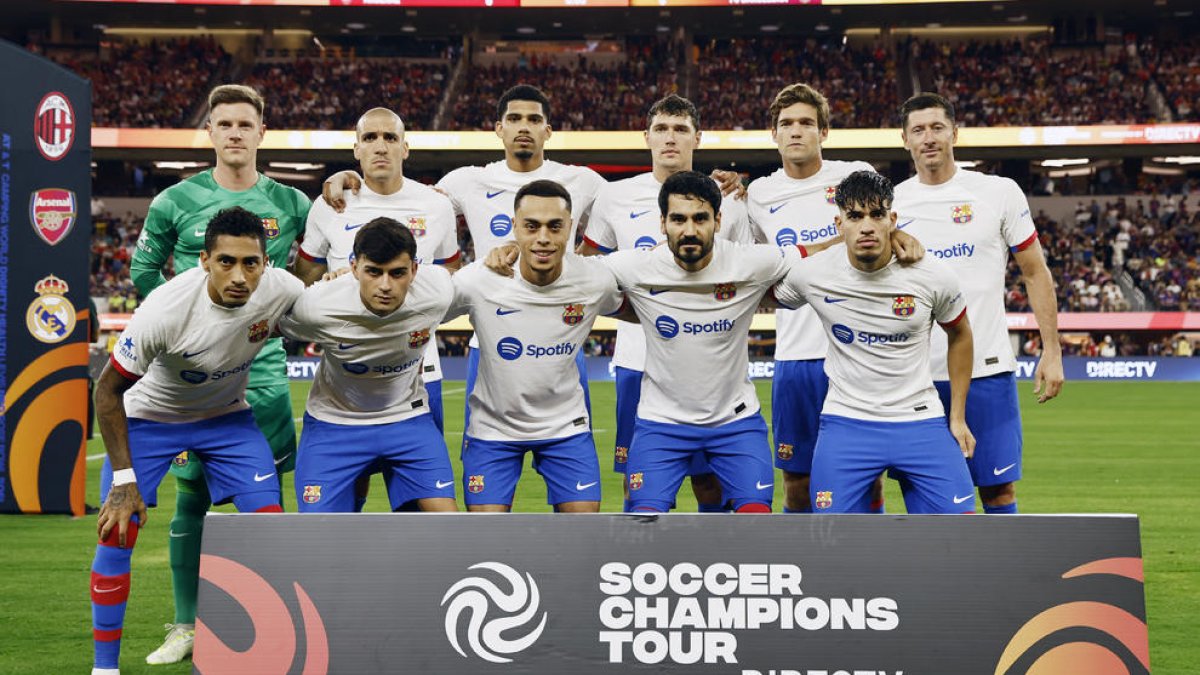 El primer onze inicial del Barcelona aquesta pretemporada, amb la samarreta blanca que van estrenar.