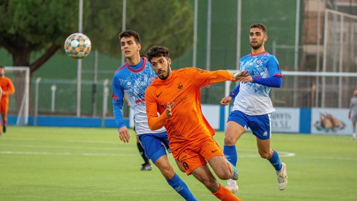 Una jugada del encuentro de la primera vuelta en el Pla d’Urgell, en el que se impuso el Mollerussa.