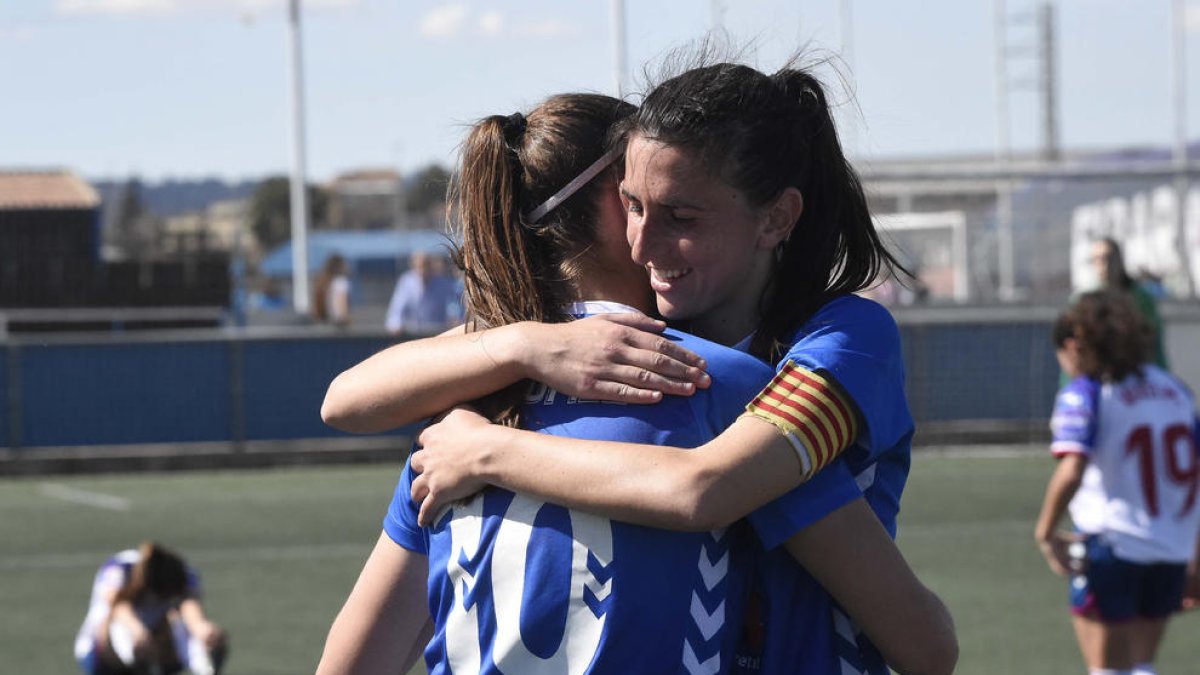 Iris Aixalà, con el brazalete de capitana, se abraza a una jugadora del AEM en un partido de esta pasada temporada.
