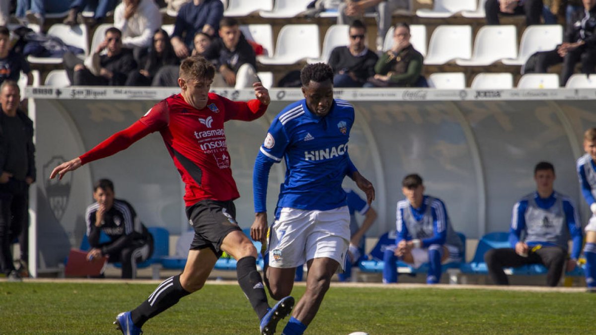 Alpha Bagayoko, que va jugar un gran partit, en l’acció que va forçar l’expulsió de Celihueta.