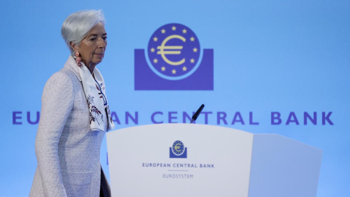 Lagarde se dispone a explicar la decisión en rueda de prensa.