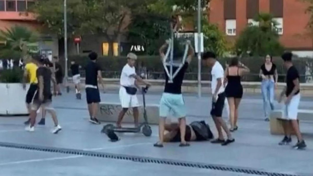 Una imagen del vídeo de la agresión al hombre.