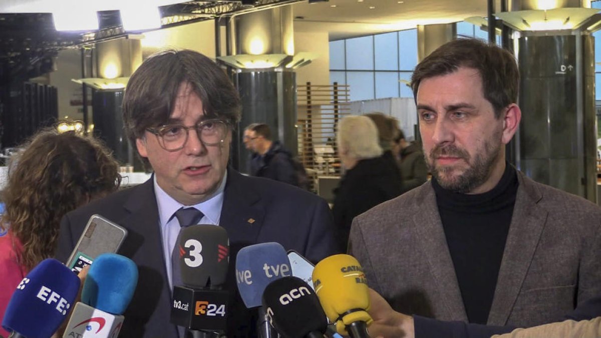 Carles Puigdemont i Toni Comín tenen la immunitat d’europarlamentaris suspesa.