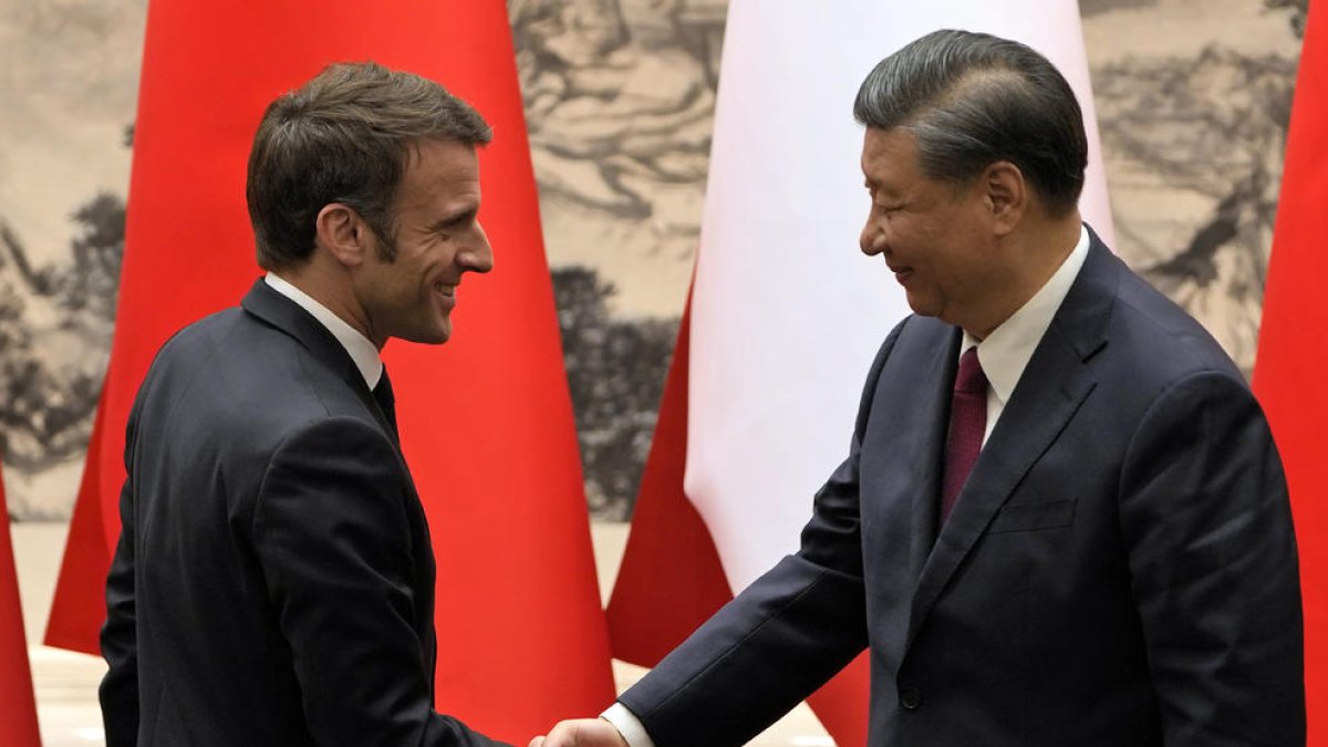 Saludo entre Emmanuel Macron y Xi Jinping al inicio de su reunión en Pekín.