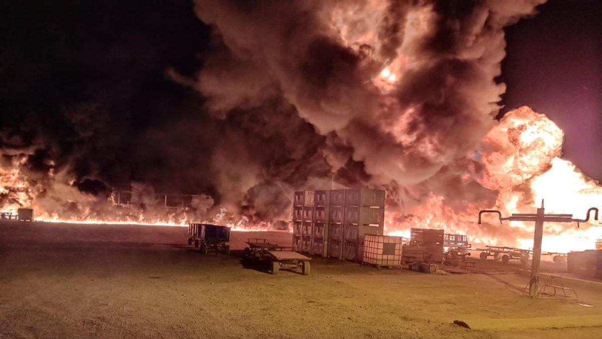 Salven 110 vedells en un aparatós incendi en una granja de Fraga