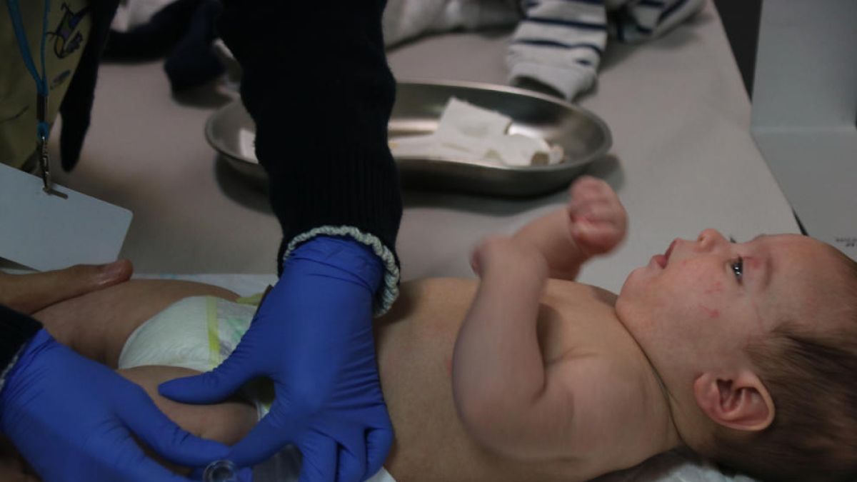 Un nen de dos mesos rebent una vacuna contra la meningitis.