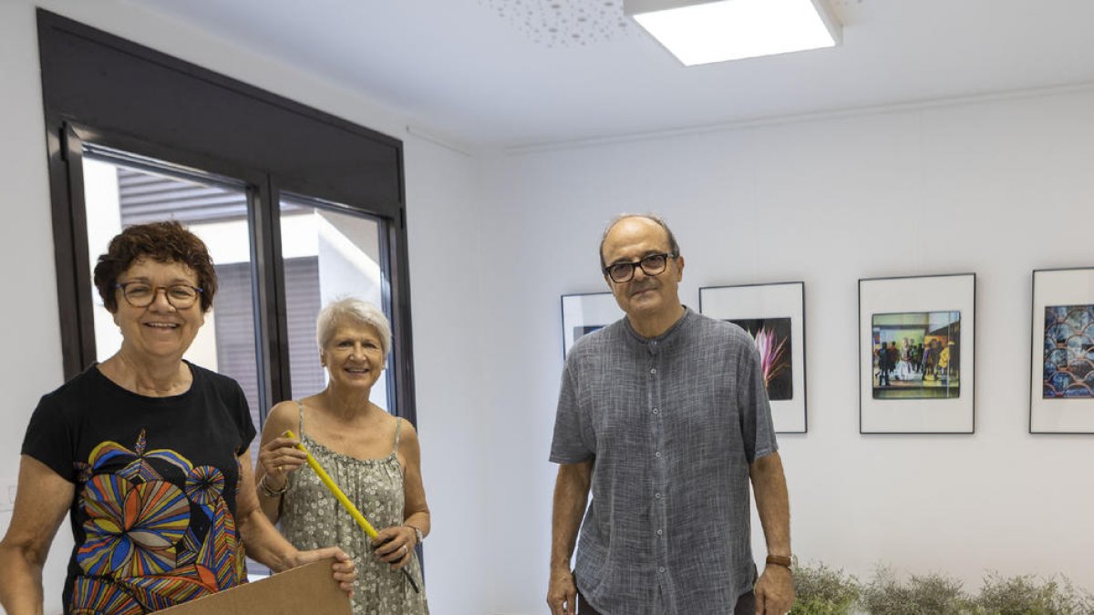 Jesús Molina i membres de La Ruella, en el muntatge de les exposicions del FotArtC de Cabanabona.