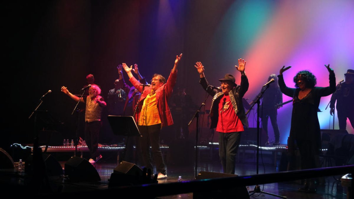 El lleidatà Salvador Escribà (centre), ‘ànima’ de La Salseta del Poble Sec, al concert d’homenatge.