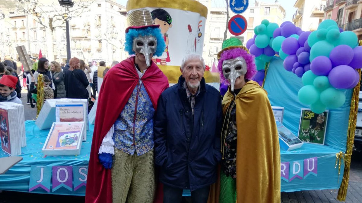 Balaguer. Josep Vallverdú no quiso perderse la celebración del Carnaval y posó con el rey y la reina de la fiesta de la capital de la Noguera, así como con la carroza dedicada a su centenario.