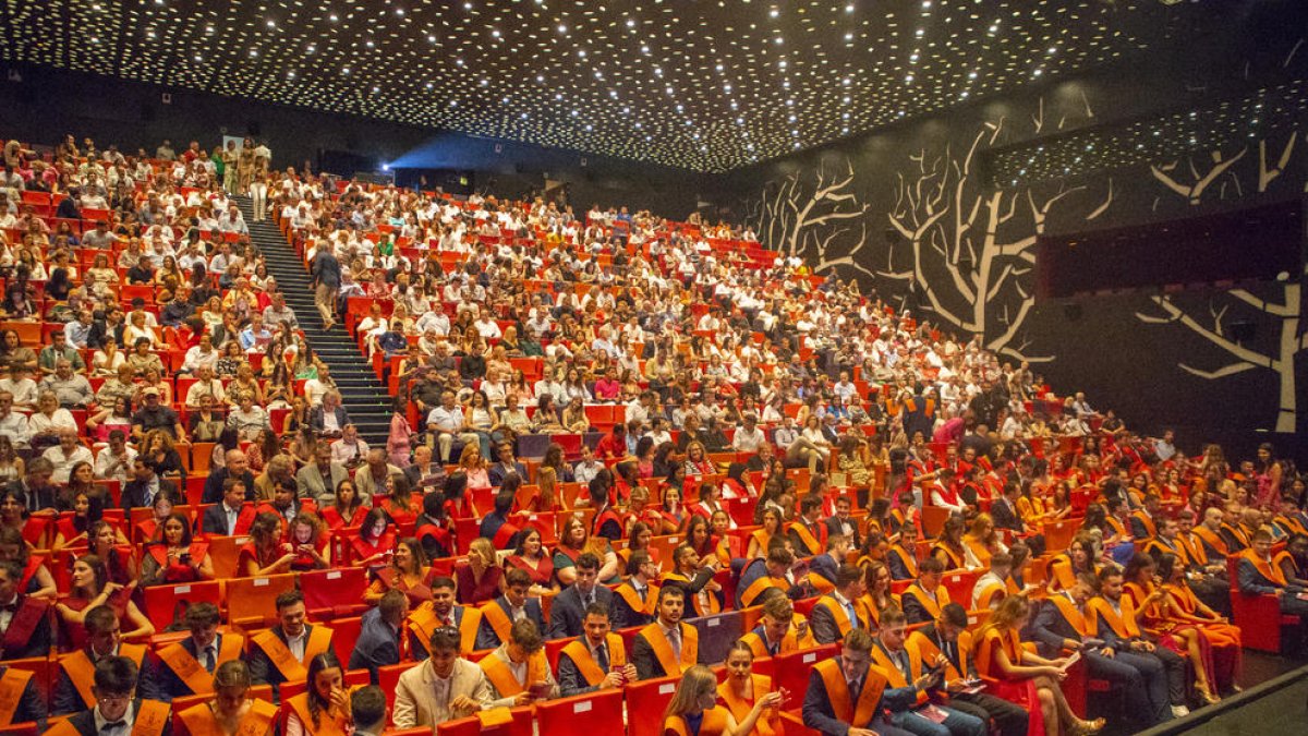 La ceremonia de entrega de orlas de la Facultad de Derecho, Economía y Turismo, ayer en la Llotja.