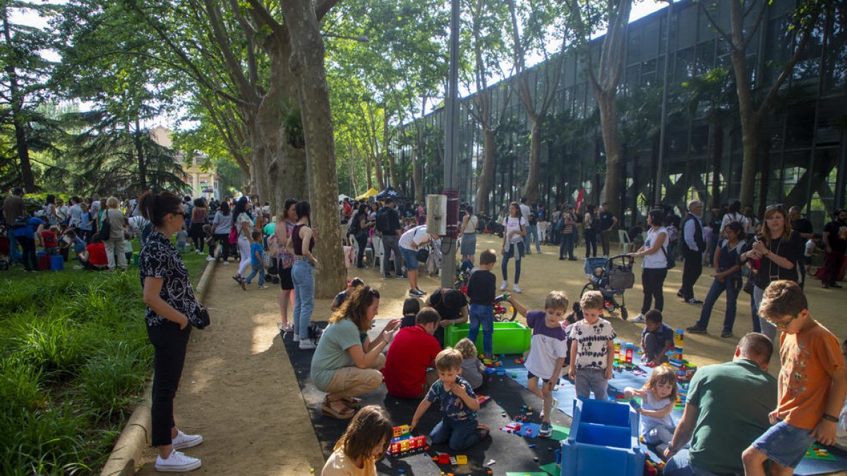 Els Camps Elisis es van omplir ahir de famílies en la quinzena edició del ‘Lleida Juga’.