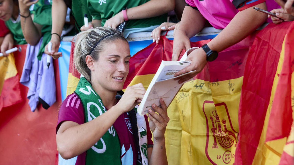 Alèxia Putellas firma autògrafs a l’entrenament d’ahir.