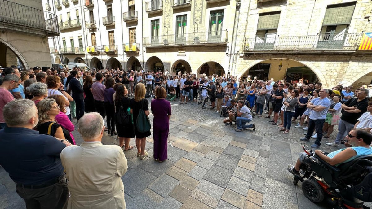 Minut de silenci a Girona per condemnar el crim de la veïna de 27 anys a mans de la seua exparella