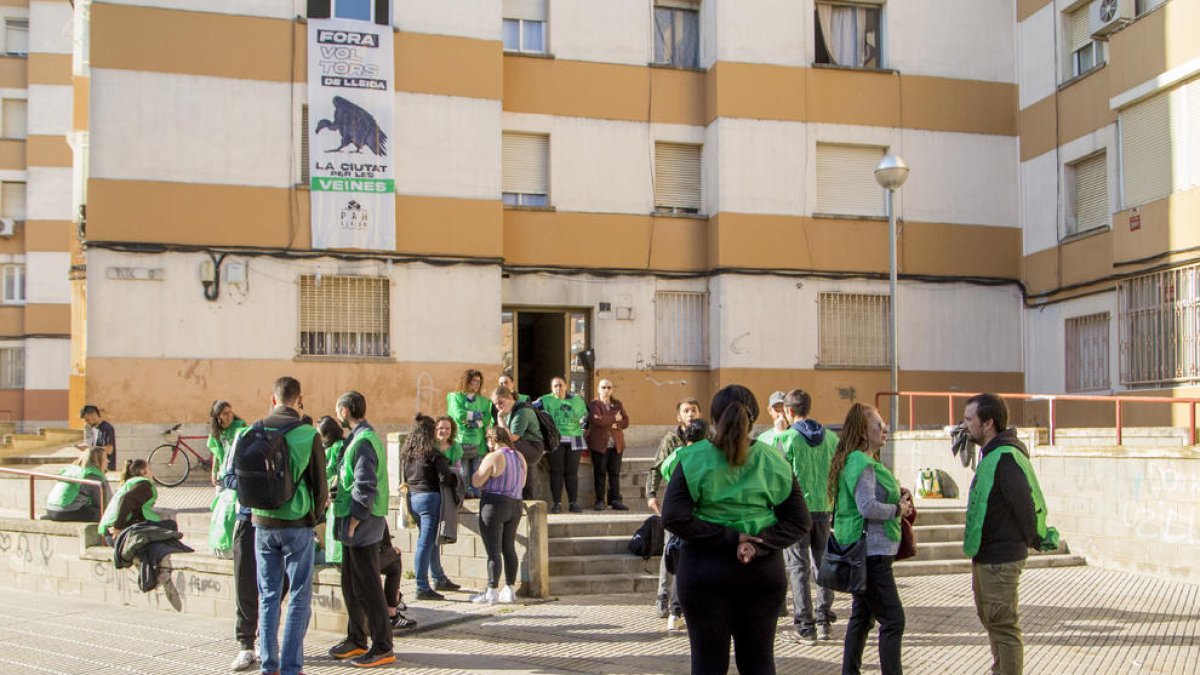 Suspendido un desalojo en  los bloques Gaspar de Portolà -  La PAH convocó ayer por la mañana una protesta contra el desahucio de una mujer de un piso de los bloques Gaspar de Portolà, propiedad de un fondo de inversión. Finalmente, fue suspen ...