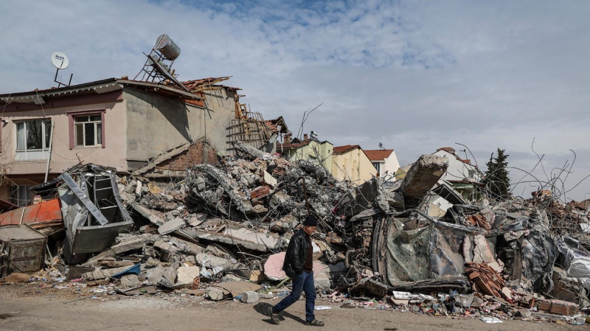Un home camina entre la runa a Adiyaman, Turquia.