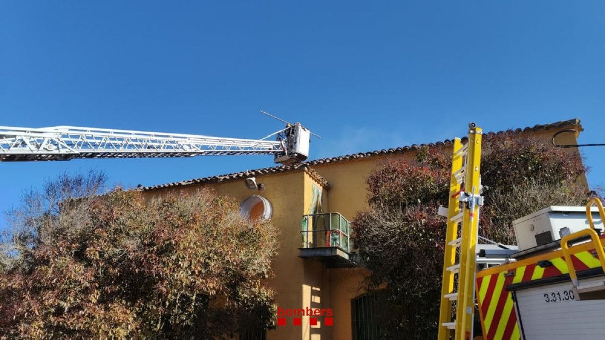 Los Bomberos trabajaron con cinco dotaciones en el fuego de Rocallaura, que se saldó sin heridos.
