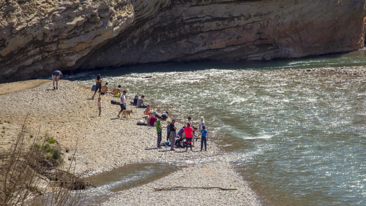 A prop de l’aigua en plena sequera - El pantà de Canelles, a la Noguera Ribagorçana, està a menys del 20% de la capacitat i el congost de Mont-rebei mostra les velles marques de l’aigua, de quan el nivell era més alt, als nombrosos turistes ...