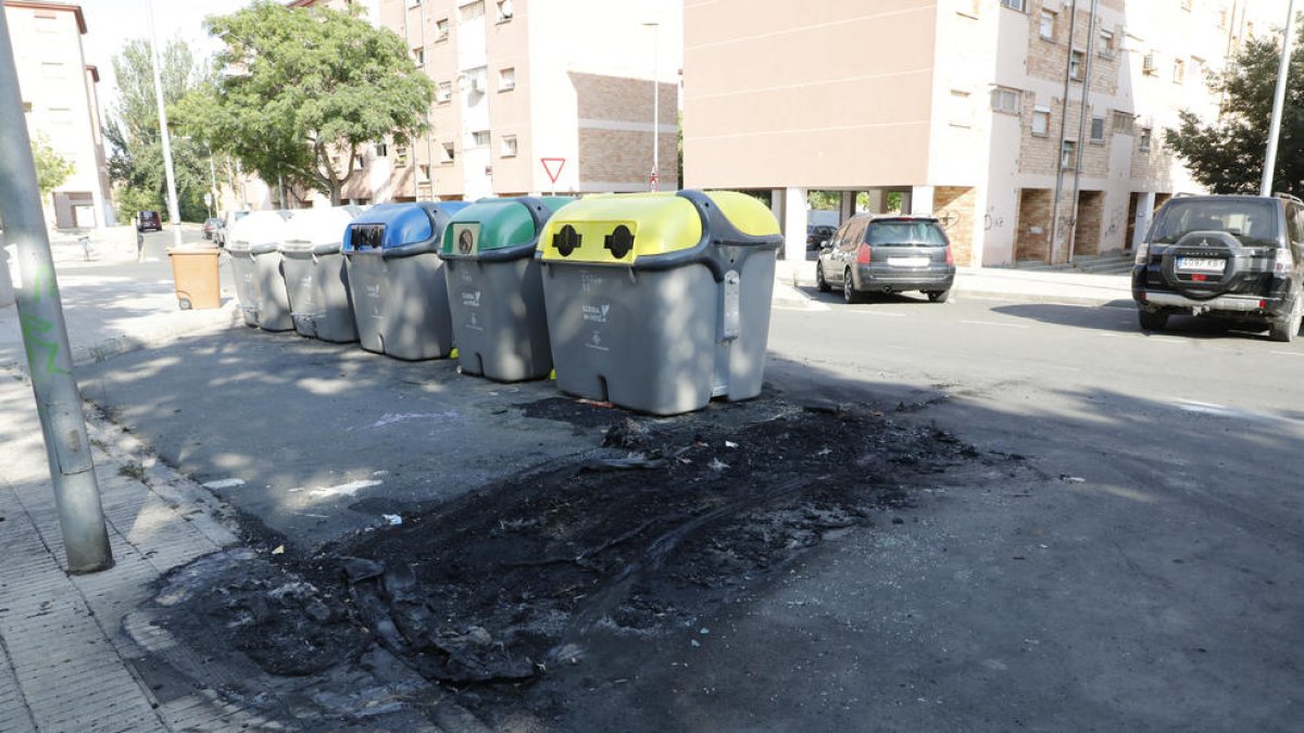 Estat en el qual va quedar l’asfalt on hi havia el cotxe calcinat a la plaça Barcelona.