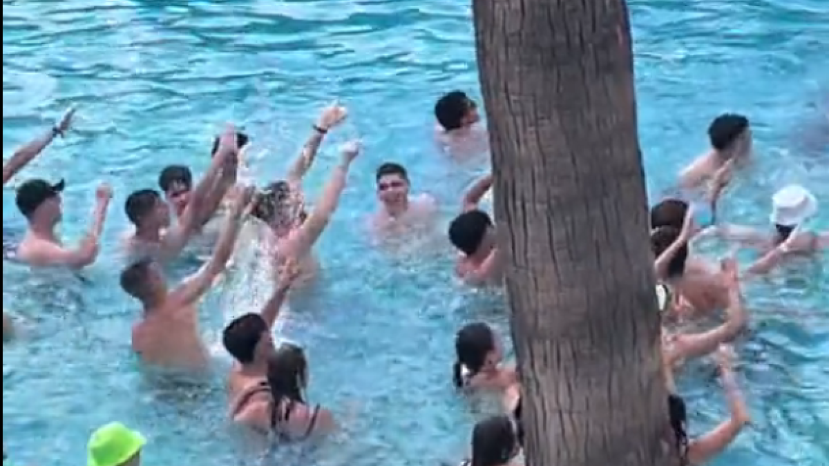VÍDEO: Aquesta és la reacció d'alguns banyistes al veure una noia amb una tovallola de l'estelada en una piscina de Mallorca