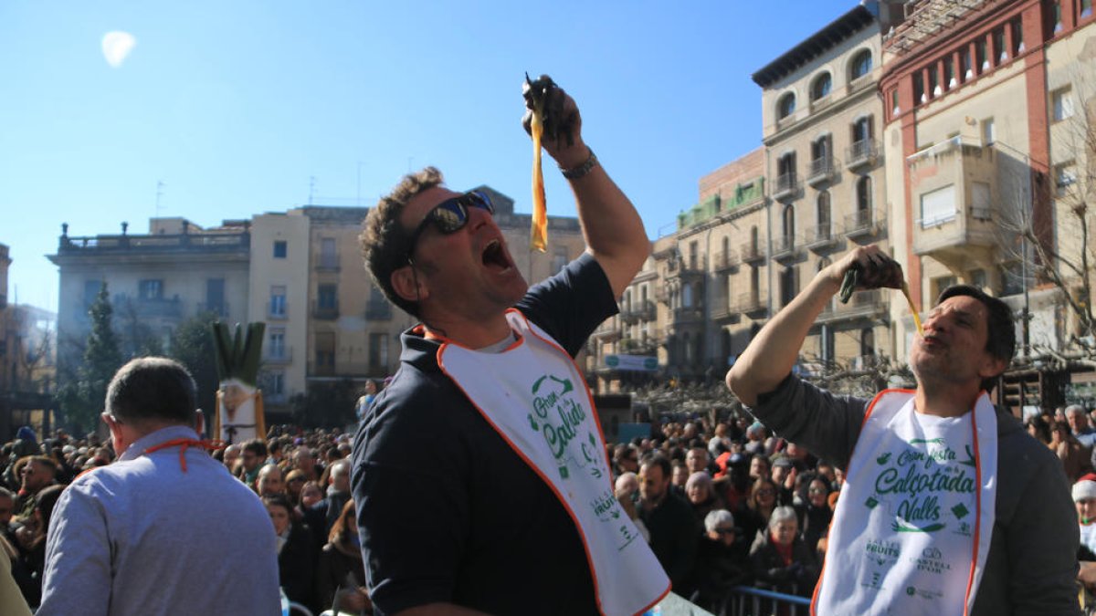 El barceloní Adrià Wegrzyn torna a coronar-se com a guanyador del concurs de menjar calçots de Valls