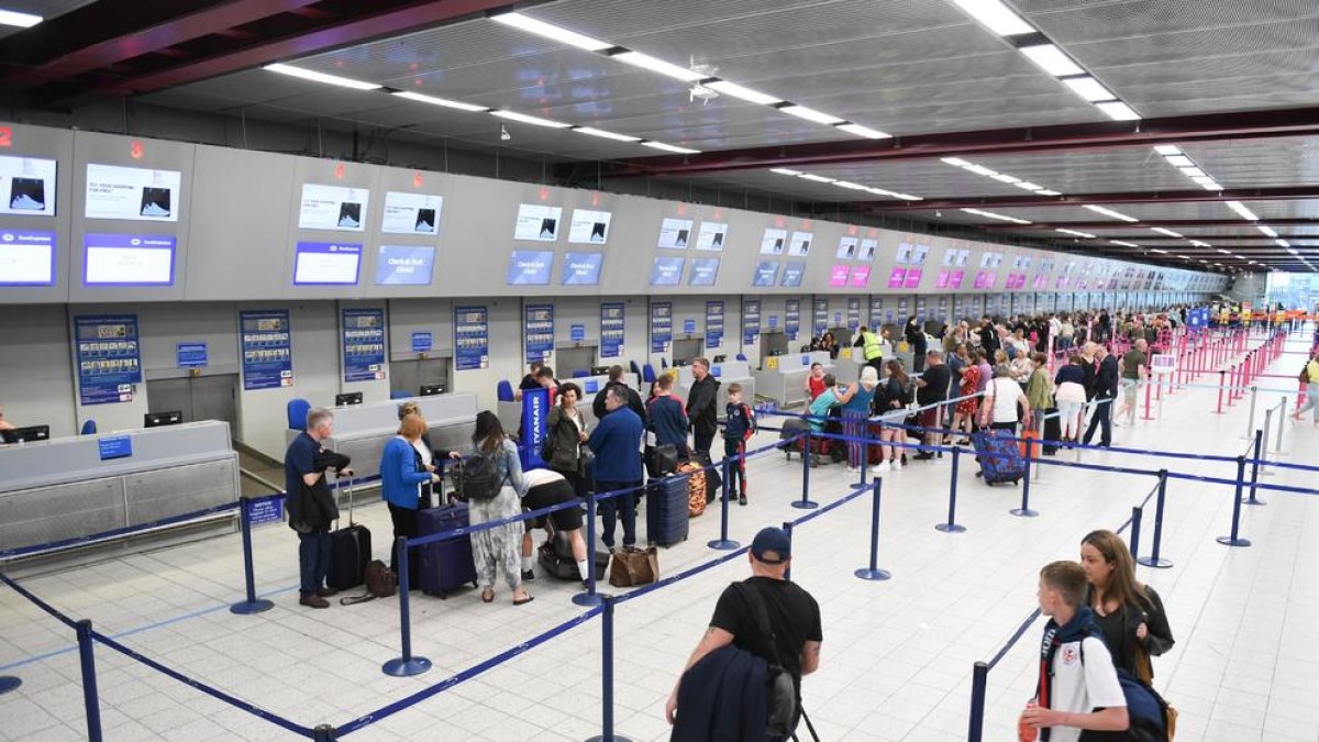 Aquesta és la raó per la qual els passatgers no hauran de treure líquids i portàtils en els controls aeroportuaris a partir de 2024