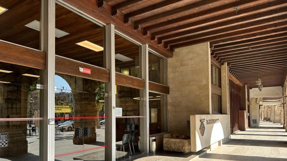 Imagen de la entrada a la Paeria de Balaguer.