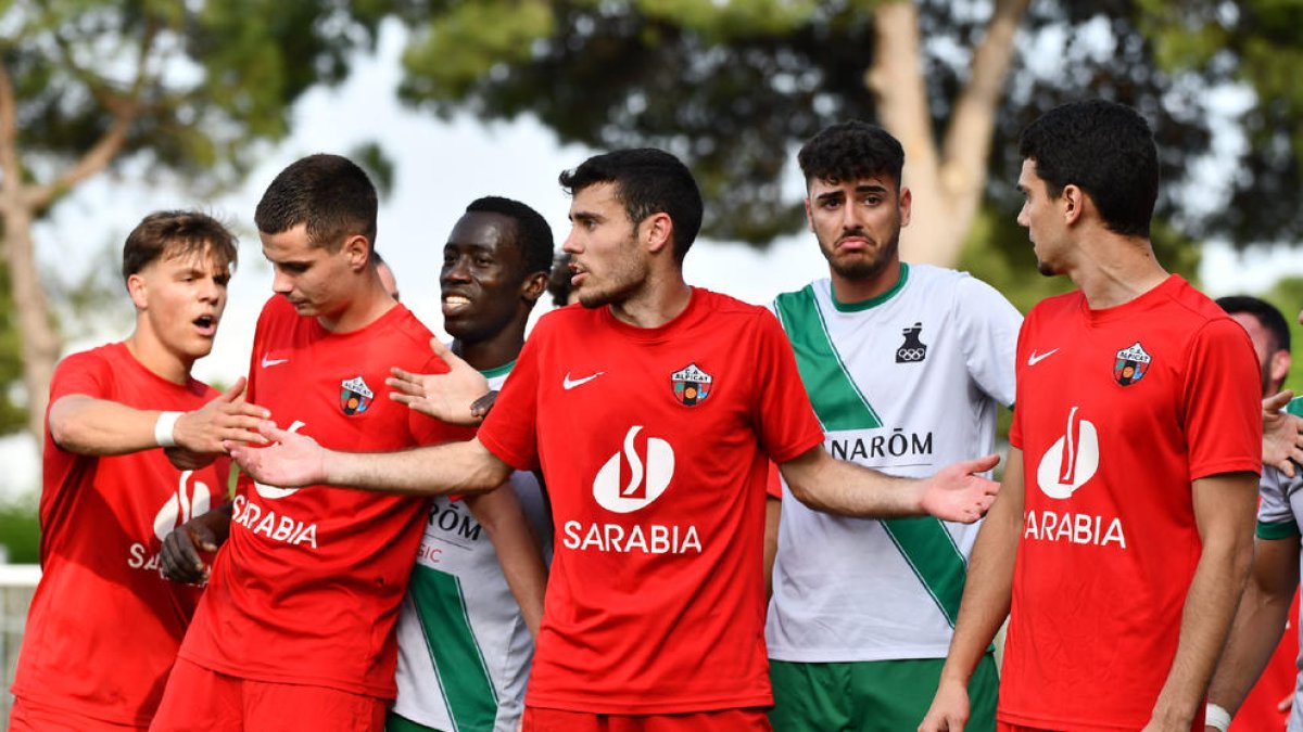 Figo, del Alpicat, con los brazos abiertos en un momento del partido con el juego detenido.