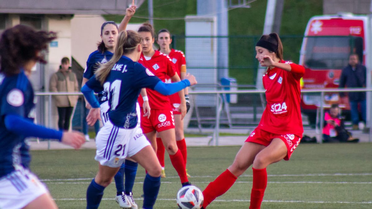 Laura Fernández cola un túnel a Alejandra Moro, de l’Oviedo, ahir durant el partit.