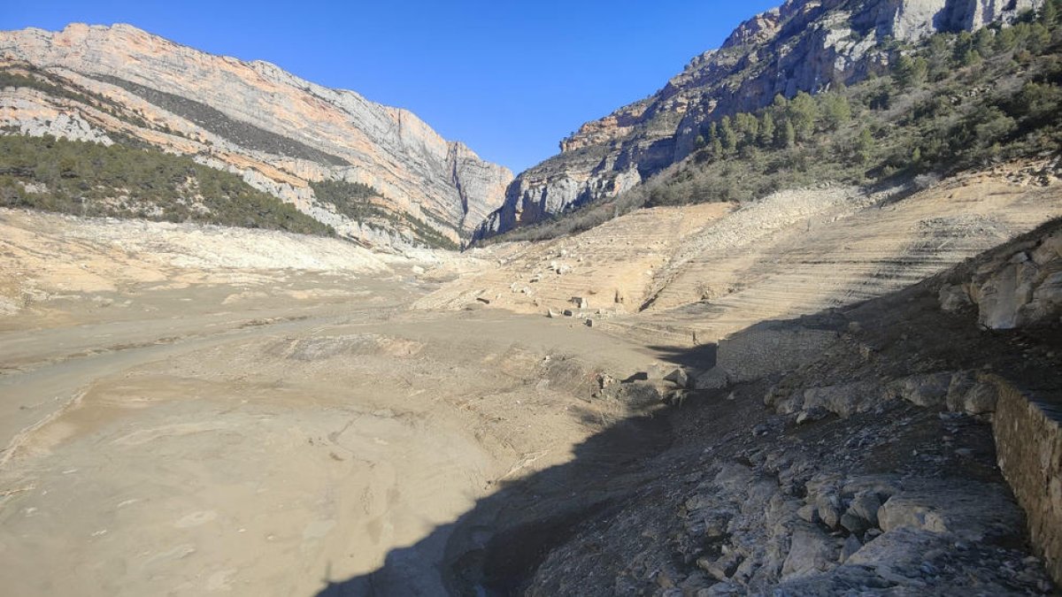 L'embassament de Canelles, amb el congost de Mont-rebei al fons i les antigues mines de Corçà.