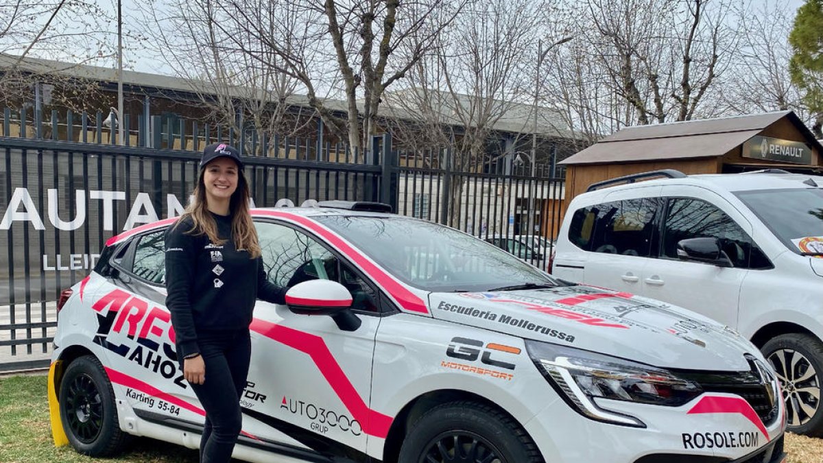 Ares Lahoz, junto al Renault Clio que conducirá hoy en el arranque del Estatal en Galicia.