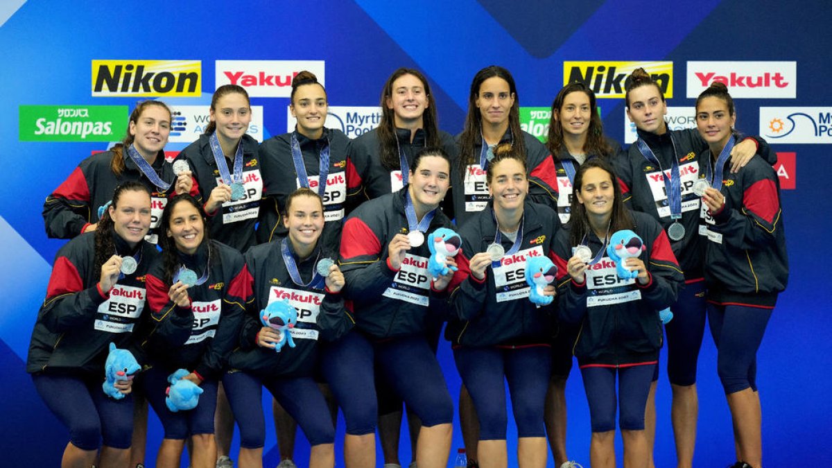 El equipo español posa con la medalla de plata.