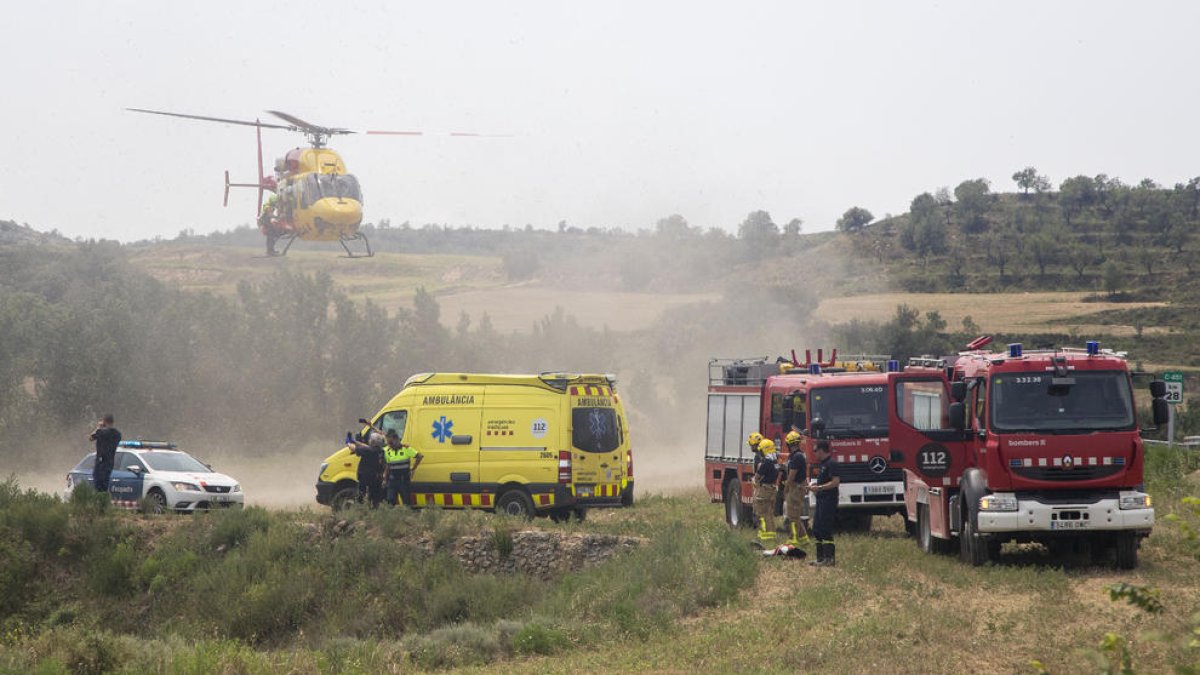 Bomberos, Mossos d’Esquadra y SEM ayer en el accidente.
