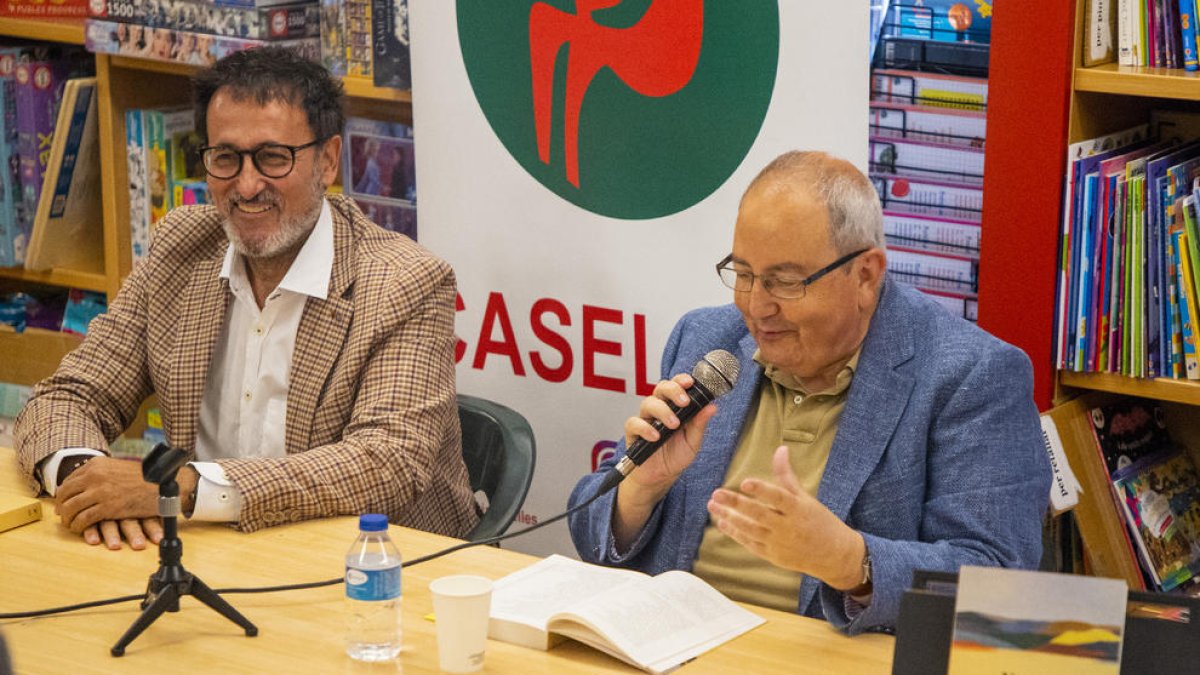 Antoni Gelonch, mestre de cerimònies, va arrancar més d’un somriure a Xavier Graset.