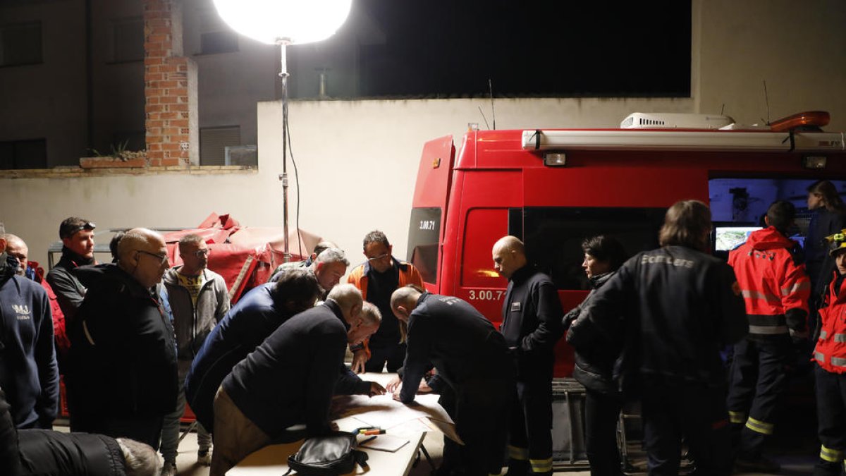 Coordinació ahir a la nit dels equips de recerca i de voluntaris al Centre Cívic d’Albesa.