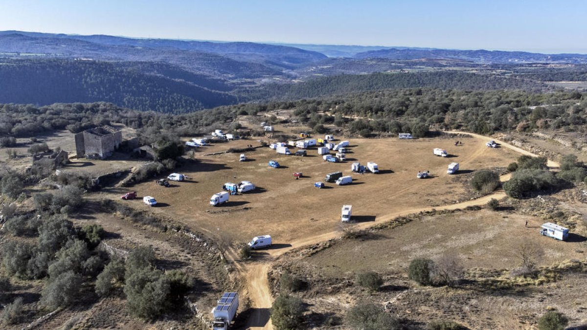 Vista del mig centenar de vehicles que encara es trobaven ahir al matí a la festa il·legal a Torà.