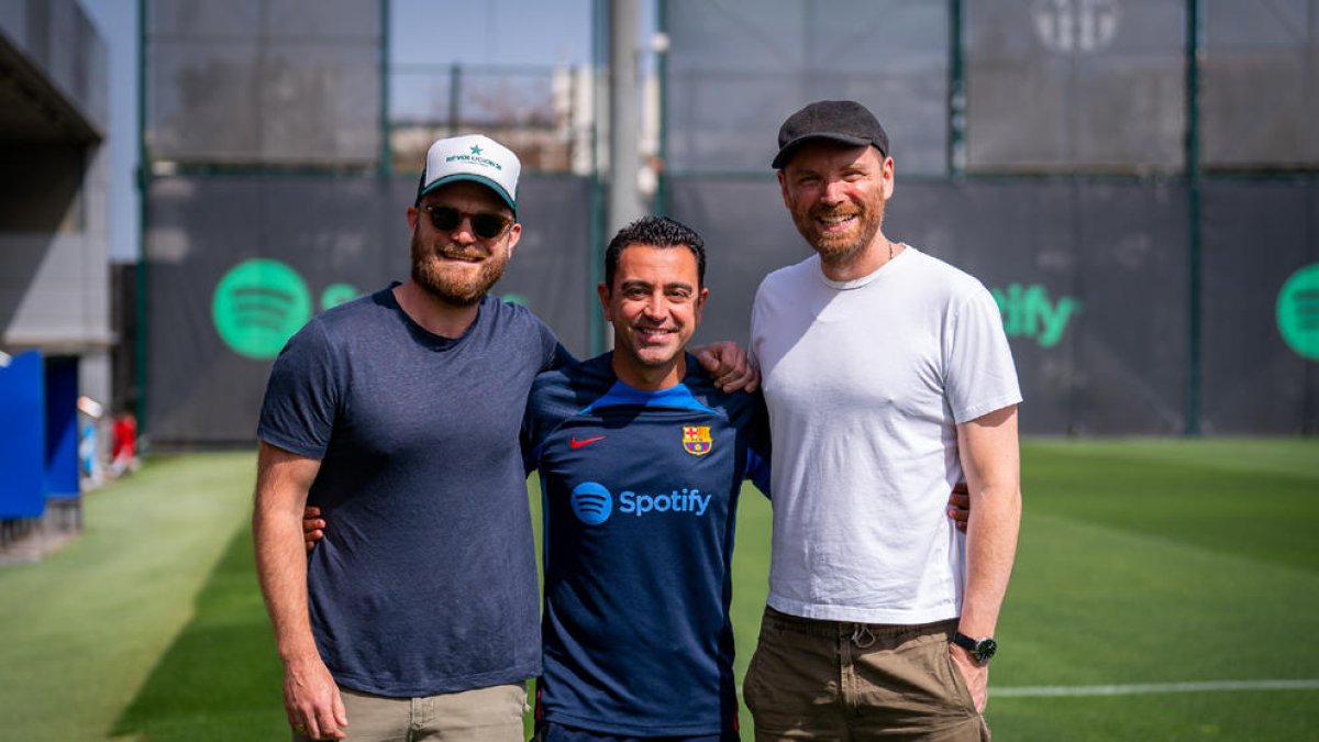 Xavi, ahir amb dos dels components del grup Coldplay.