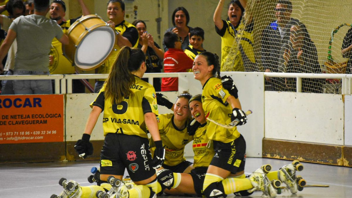 Jugadoras del Vila-sana celebran el viernes uno de sus goles ante el Gijón.
