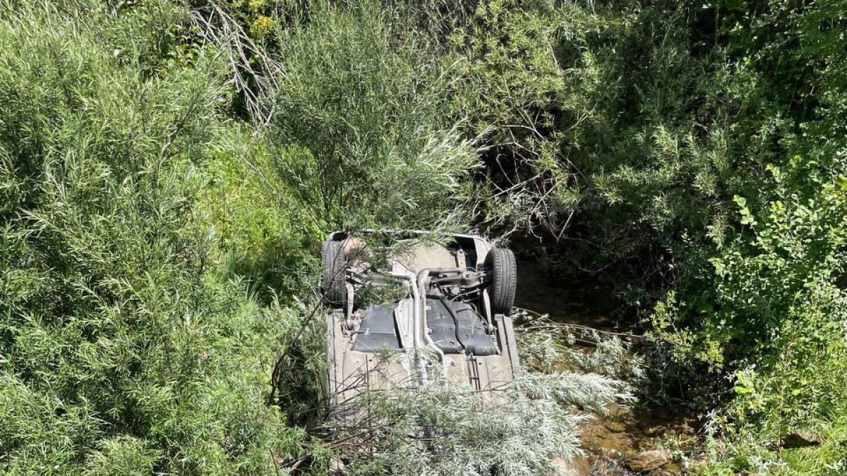 Dos heridos al caer un vehículo en un barranco en el Pont de Suert