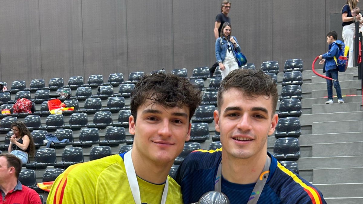 Uri Codony y Aleix Marimon, con las medallas de oro al cuello y sujetando la copa conquistada ayer.