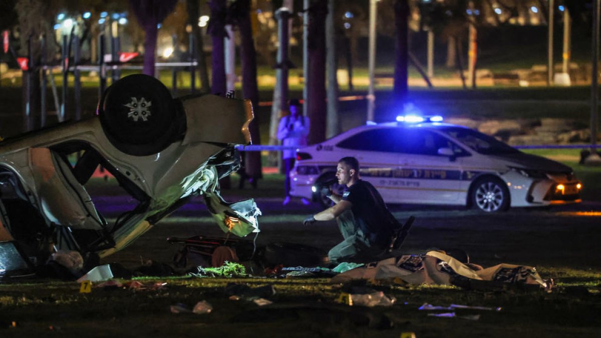 Policies forenses treballen al lloc de l’atropellament mortal a Tel-Aviv.