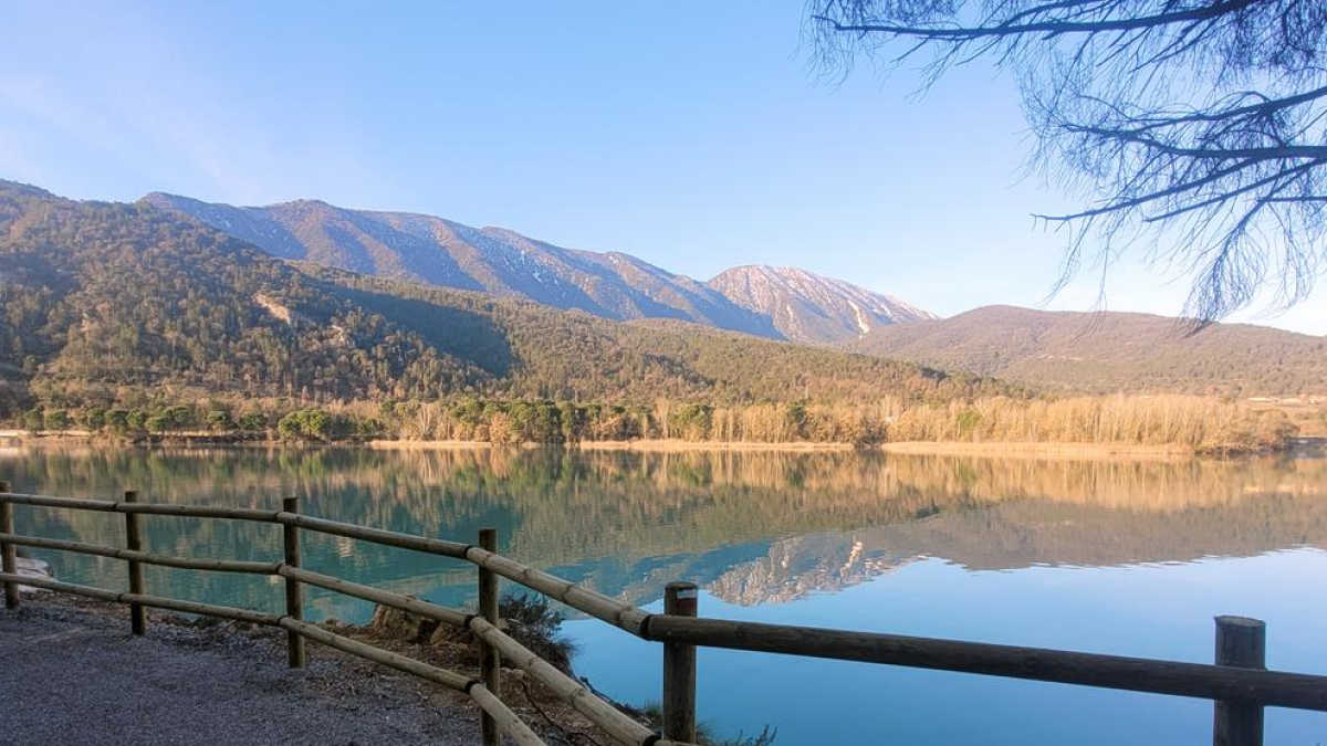 El nou tram del passeig verd suposa 600 metres més a partir del pont, fins a una petita zona de bany amb bones vistes sobre el pantà