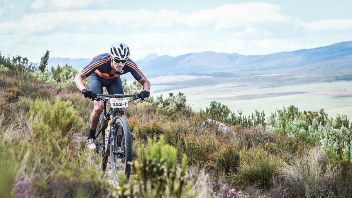 Luis Enrique Martínez durante la disputa de la Cape Epic de ciclismo.