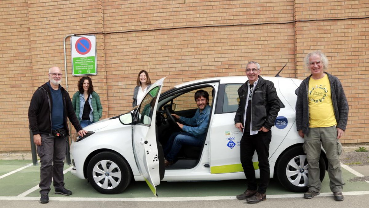 Representants del Palau d'Anglesola, l'associació Leader Ponent i Som Mobilitat a la presentació del nou vehicle elèctric compartit del Palau d'Anglesola.