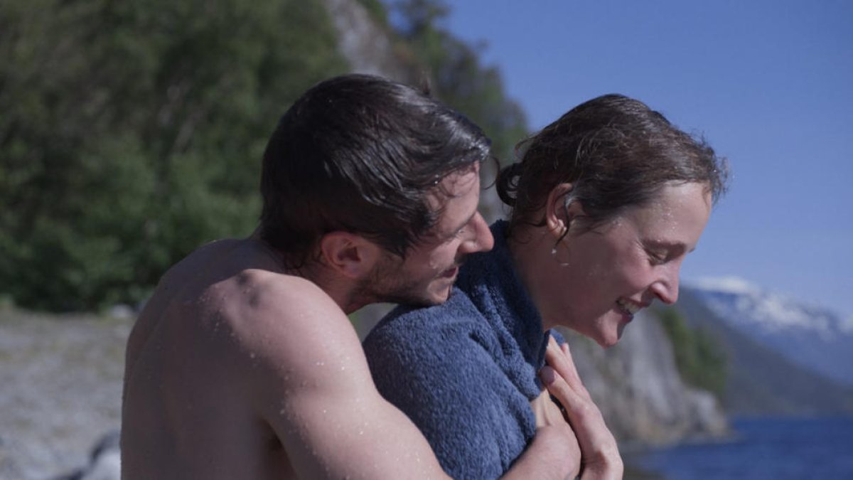 Gaspard Ulliel y Vicky Krieps, en una escena del film.